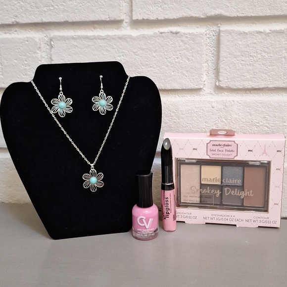 Buyers Givaway! 🎁 Flower Necklace & Earring Set Polish & Make-Up Bundle! 😍.